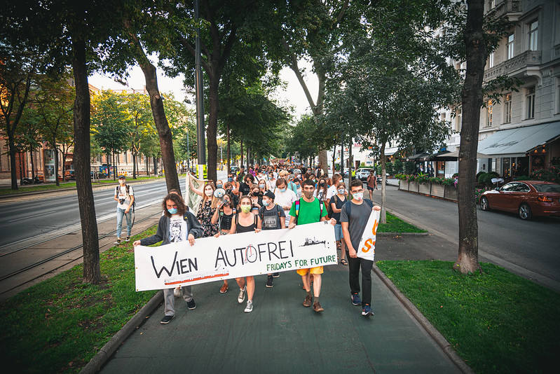 Demonstration von Fridays For Future an der Ringstraße. Im Vordergrund ist ein Banner, auf dem